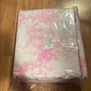 New in bag pink tie dye sheets